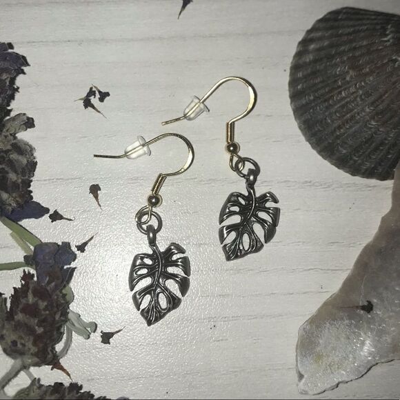 🪴 BRASS MONSTERA LEAF EARRINGS 🌱🍃 - Picture 3 of 11